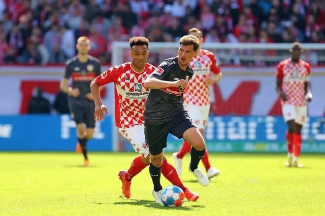 育赛场上 育赛场上