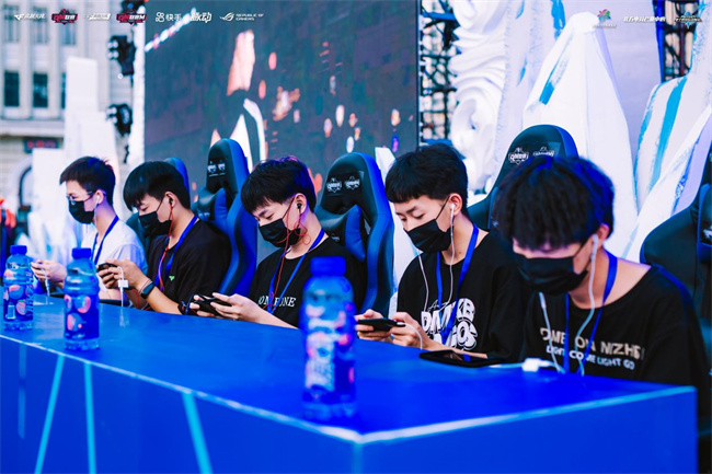 他凭借个人 他凭借个人